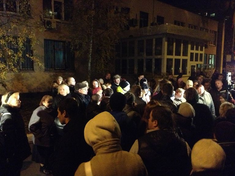 Жители Бирюлево около управы на несанкционированном митинге Жители Бирюлево около управы на несанкционированном митинге