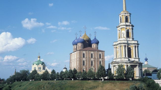 Рязань. Вид на Успенский собор и колокольню. Архивное фото