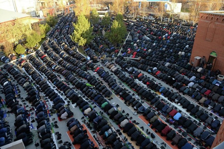 Курбан-байрам в Новосибирске: ряды молящихся вокруг мечети и на улицах Курбан-байрам в Новосибирске: ряды молящихся вокруг мечети и на улицах
