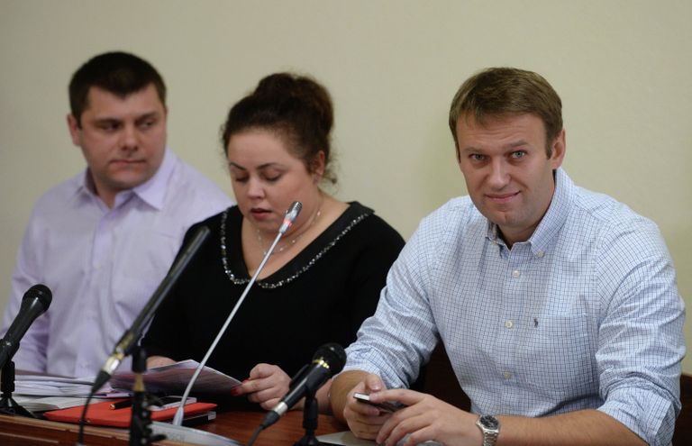 Оппозиционный политик Алексей Навальный и бывший директор Вятской лесной компании Петр Офицеров перед началом рассмотрения апелляционных жалоб по делу Кировлеса в Кировском областном суде. 2013 год Оппозиционный политик Алексей Навальный и бывший директор Вятской лесной компании Петр Офицеров перед началом рассмотрения апелляционных жалоб по делу Кировлеса в Кировском областном суде. 2013 год