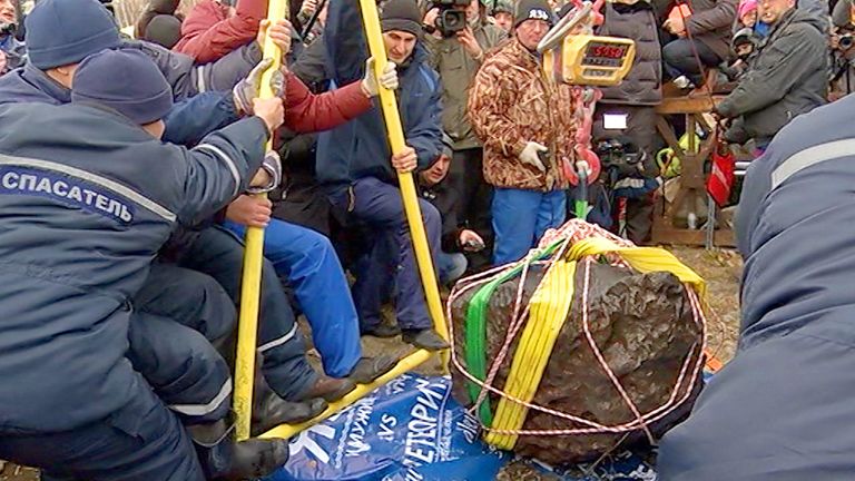 Весы сломались при взвешивании поднятого со дна озера Чебаркуль метеорита