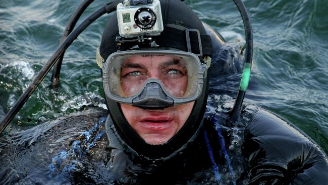 Водолаз перед погружением во время учений. Архивное фото Водолаз перед погружением во время учений. Архивное фото