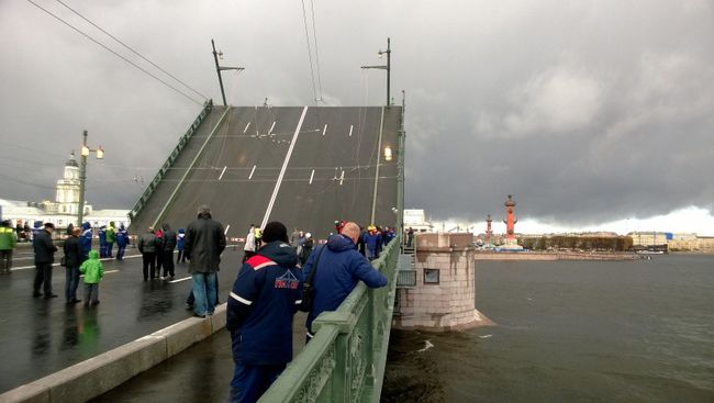 Разводка Дворцового моста в Петербурге перед торжественной церемонией открытия, фото с места события Разводка Дворцового моста в Петербурге перед торжественной церемонией открытия, фото с места события