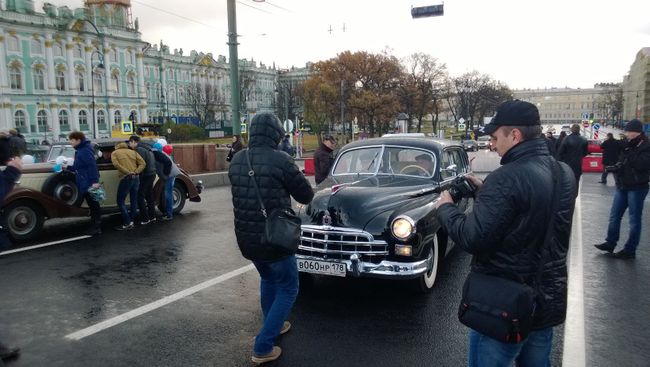 Ретроавтомобили на Дворцовом мосту в Петербурге, фото с места события Ретроавтомобили на Дворцовом мосту в Петербурге, фото с места события