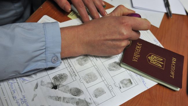 Выдача разрешения на временное проживание. Архивное фото
