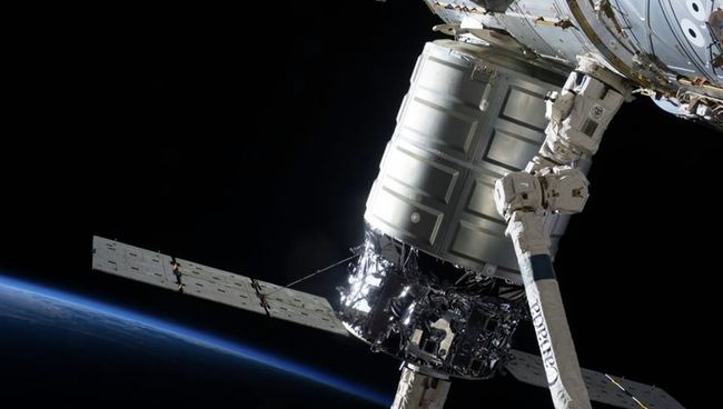 Корабль Cygnus, пристыкованный к МКС