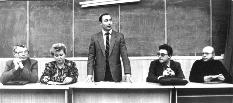 Панельная дискуссия в МГИМО. Слева направо: народные депутаты СССР А. Ежелев и Л. Батынская, декан факультета международной информации А. Борисов, авторы проекта Закона о печати и других СМИ Ю. Батурин и М. Федотов. Весна 1989 года