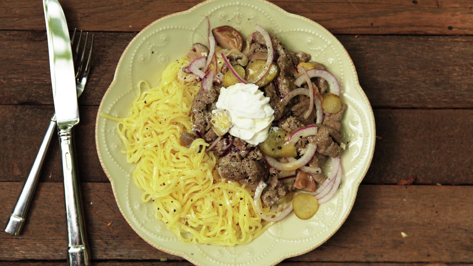 Печенка в сметане с маринованными огурцами и яичной лапшой - РИА Новости, 1920, 13.04.2026