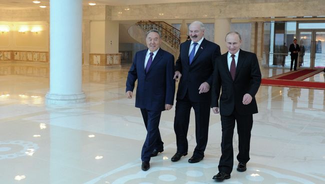 Президенты России, Белоруссии и Казахстана перед началом заседания Высшего Евразийского экономического совета. Фото с места события. Президенты России, Белоруссии и Казахстана перед началом заседания Высшего Евразийского экономического совета. Фото с места события.