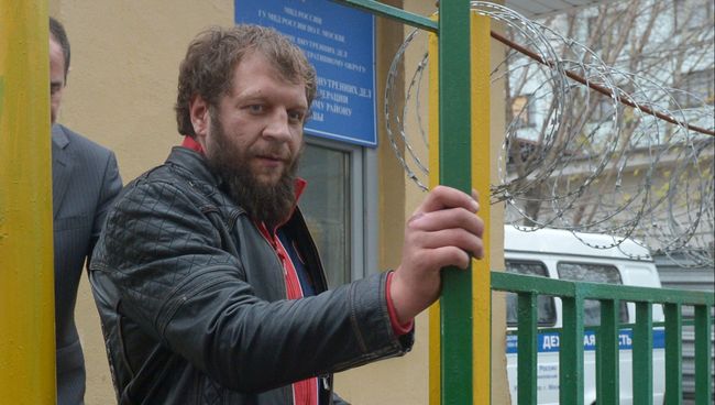 Александр Емельяненко у здания ОВД Даниловского района Москвы. Архивное фото