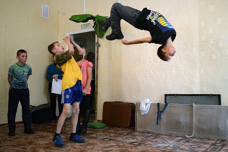 Воспитанники детского дома в поселке Каменск выступают на творческом вечере
