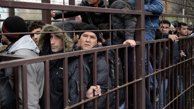 Граждане иностранных государств стоят в очереди в центральное отделение УФМС РФ по Москве. Архивное фото