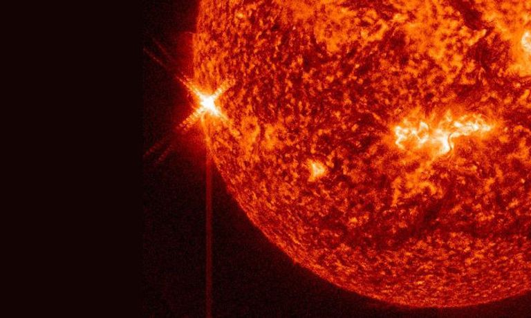 Рентгеновская вспышка класса X на восточном краю Солнце 25 октября 2013 года Рентгеновская вспышка класса X на восточном краю Солнце 25 октября 2013 года