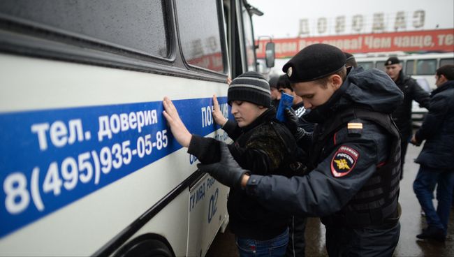 Сотрудники полиции проверяют документы у граждан Сотрудники полиции проверяют документы у граждан