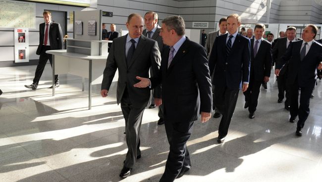 Владимир Путин и Томас Бах во время осмотра здания нового железнодорожного вокзала в Адлере. Фото с места события Владимир Путин и Томас Бах во время осмотра здания нового железнодорожного вокзала в Адлере. Фото с места события