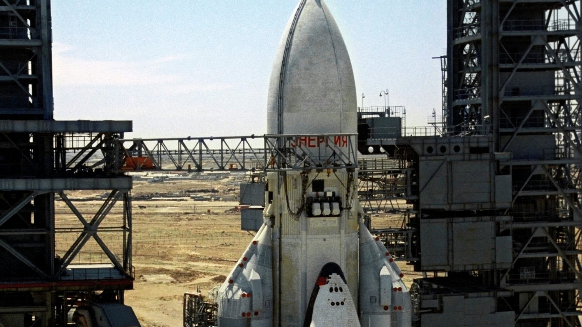 Ракетно-космическая транспортная система Энергия с кораблем Буран на стартовой площадке Ракетно-космическая транспортная система Энергия с кораблем Буран на стартовой площадке - РИА Новости, 1920, 18.09.2021