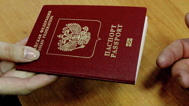 Заграничный паспорт гражданина РФ. Архивное фото Заграничный паспорт гражданина РФ. Архивное фото