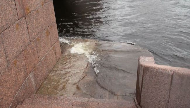 Нева в Петербурге во время шторма Святой Иуда Нева в Петербурге во время шторма Святой Иуда