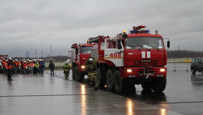 Учения по ликвидации пожара в Пулково. Фото с места событий Учения по ликвидации пожара в Пулково. Фото с места событий