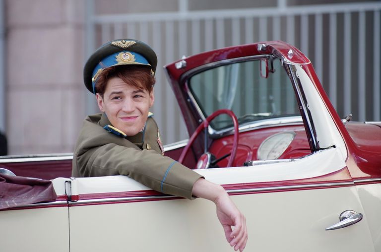 Василия Сталина показывали в сериале на протяжении всей его жизни. Его сыграл актер Гела Месхи