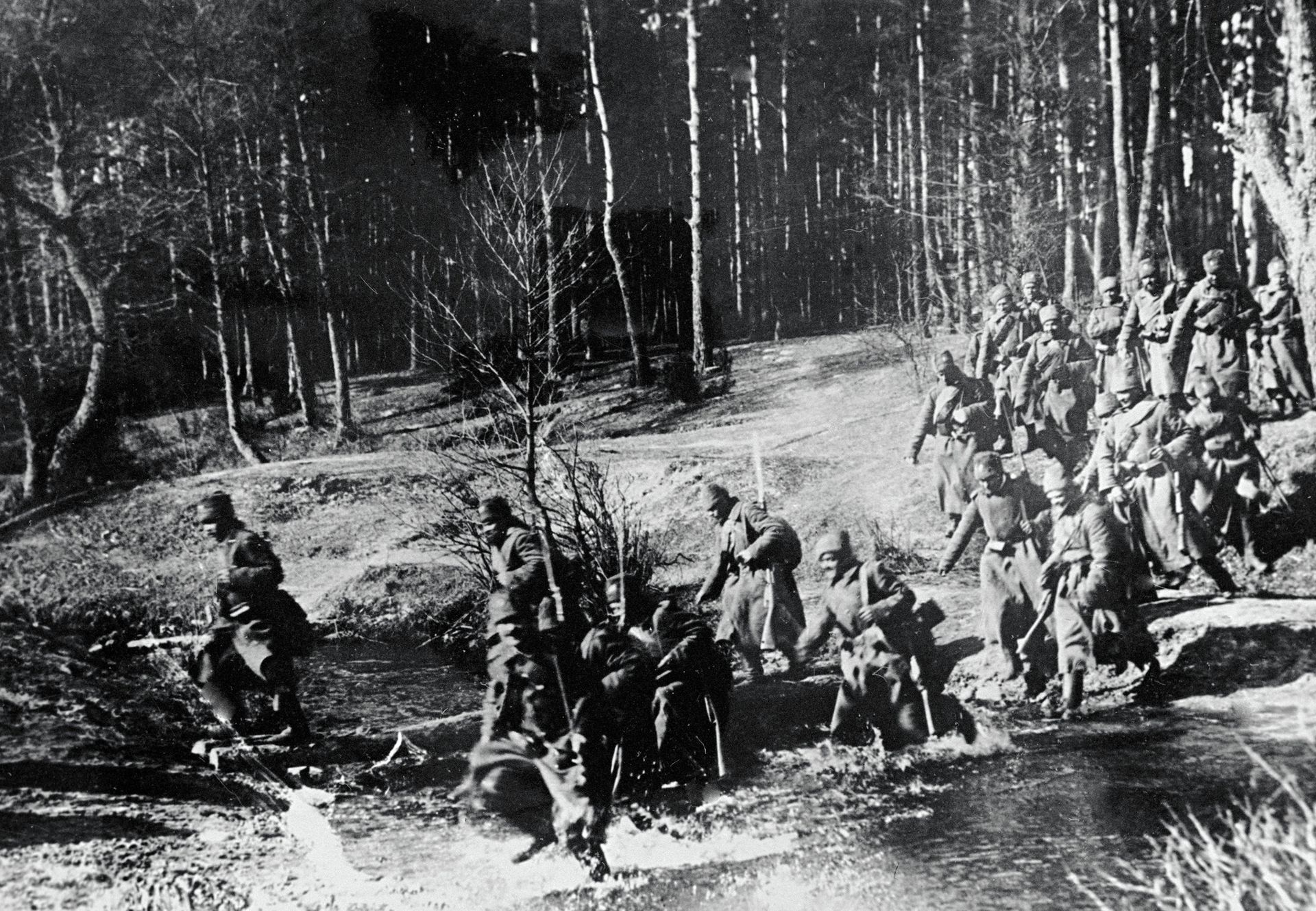 Русские солдаты переходят реку. Архивное фото - РИА Новости, 1920, 13.02.2025