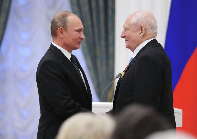 Президент России Владимир Путин (слева) и режиссер Марк Захаров во время церемонии вручения государственных наград в Кремле Президент России Владимир Путин (слева) и режиссер Марк Захаров во время церемонии вручения государственных наград в Кремле