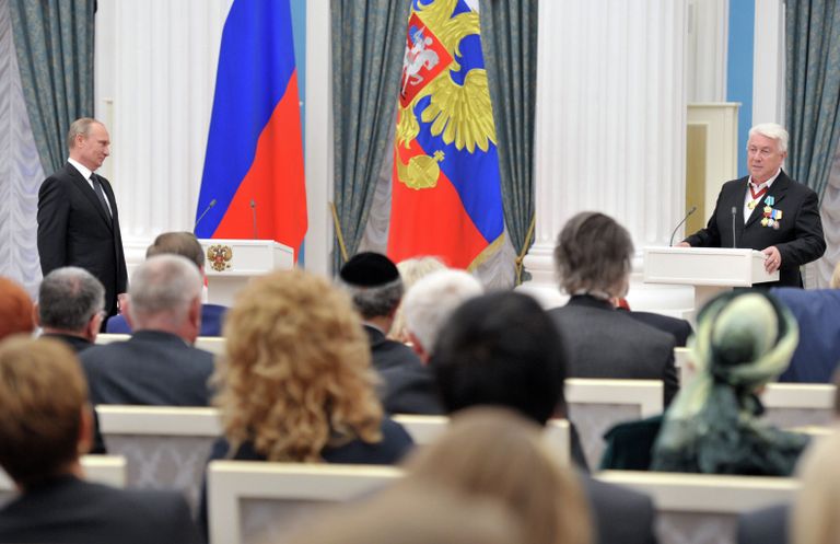 Артист Владимир Винокур во время церемонии вручения государственных наград в Кремле. Артист Владимир Винокур во время церемонии вручения государственных наград в Кремле.
