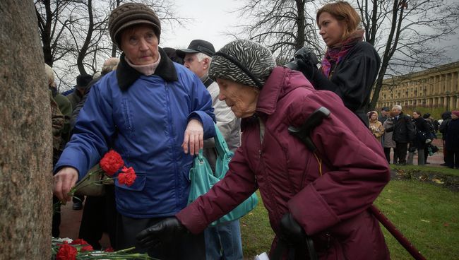 Митинг памяти жертв политических репрессий в Петербурге. Фото с места события Митинг памяти жертв политических репрессий в Петербурге. Фото с места события