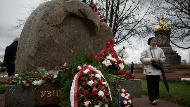 Митинг памяти жертв политических репрессий в Петербурге. Фото с места события Митинг памяти жертв политических репрессий в Петербурге. Фото с места события