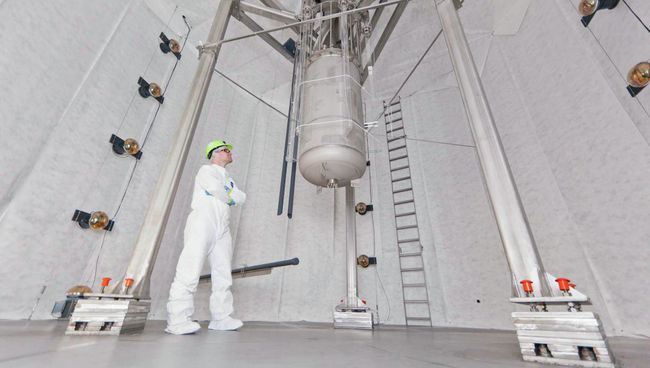 Одна из емкостей с жидким ксеноном в составе детектора LUX, способная «поймать» следы темной материи Одна из емкостей с жидким ксеноном в составе детектора LUX, способная «поймать» следы темной материи