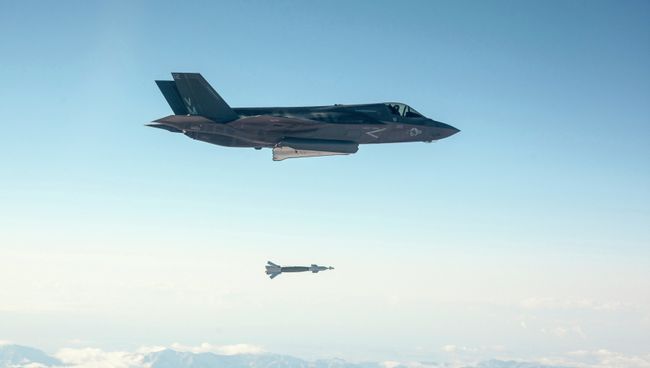 Бомбардировщик США F-35 в ходе испытаний в Калифорнии сбросил бомбу Бомбардировщик США F-35 в ходе испытаний в Калифорнии сбросил бомбу