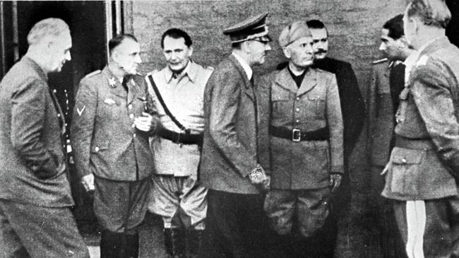 Министр иностранных дел Германии Иоахим фон Риббентроп, рейхсляйтер Мартин Борман, рейхсмаршал Герман Геринг, фюрер Адольф Гитлер, дуче Бенито Муссолини Министр иностранных дел Германии Иоахим фон Риббентроп, рейхсляйтер Мартин Борман, рейхсмаршал Герман Геринг, фюрер Адольф Гитлер, дуче Бенито Муссолини