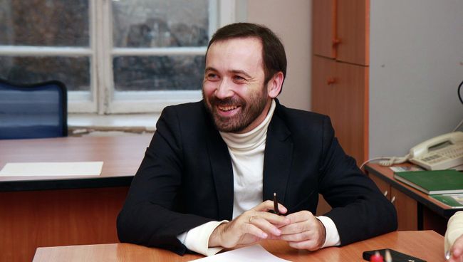 Депутат Госдумы Илья Пономарев подает заявление о выходе из партии Справедливая Россия в Новосибирске, архивное фото