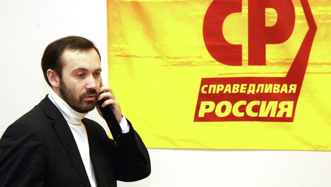 Депутат Госдумы Илья Пономарев подает заявление о выходе из партии Справедливая Россия в Новосибирске, событийное фото