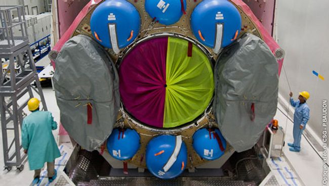 Европейский космический грузовой корабль ATV-5 Жорж Леметр перед погрузкой для отправки на космодром в Южную Америку, архивное фото Европейский космический грузовой корабль ATV-5 Жорж Леметр перед погрузкой для отправки на космодром в Южную Америку, архивное фото