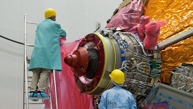 Европейский космический грузовой корабль ATV-5 Жорж Леметр перед погрузкой для отправки на космодром в Южную Америку, архивное фото Европейский космический грузовой корабль ATV-5 Жорж Леметр перед погрузкой для отправки на космодром в Южную Америку, архивное фото