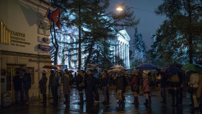 Посетители Ночи музеев стоят в очереди в Государственного музей изобразительных искусств имени Пушкина в Москве.