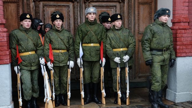 Военнослужащие во время репетиции торжественного марша, посвященного военному параду