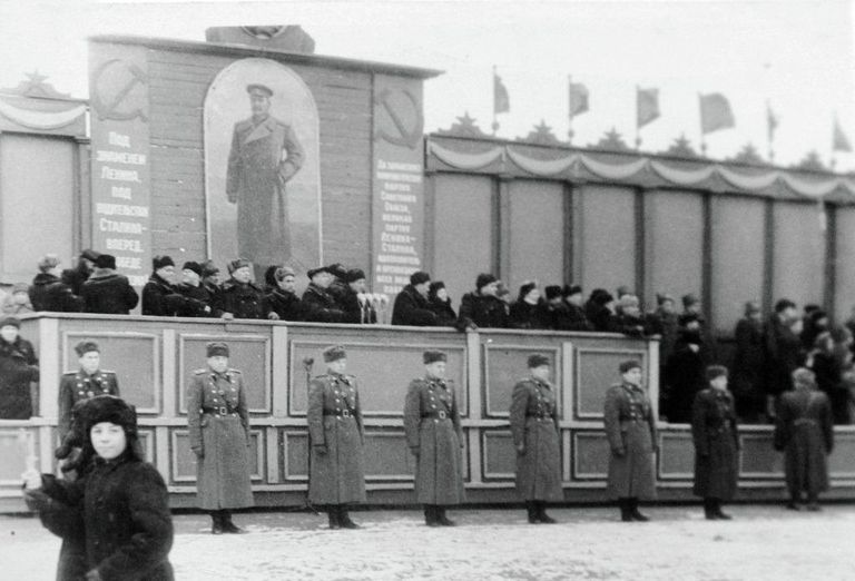 Демонстрация 7 ноября в Новосибирске на пл.Ленина, начало 1950-х годов Демонстрация 7 ноября в Новосибирске на пл.Ленина, начало 1950-х годов