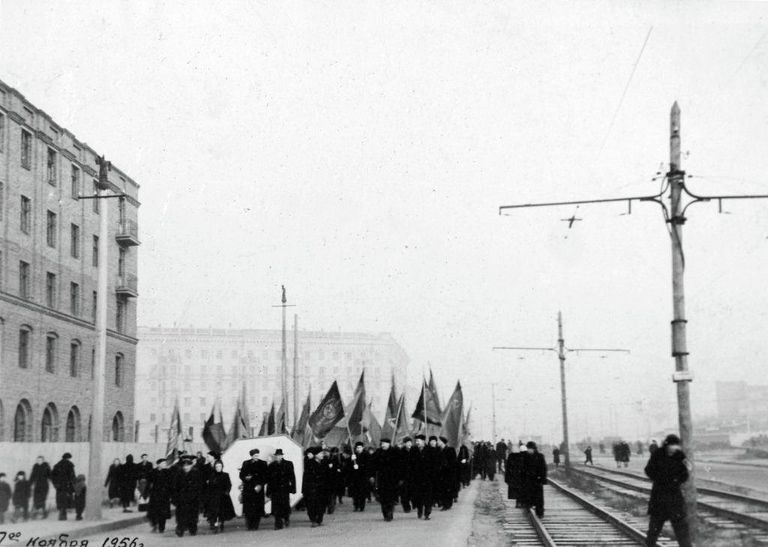 Демонстрация на проспекте Дзержинского в Новосибирске. 7 ноября 1956 года Демонстрация на проспекте Дзержинского в Новосибирске. 7 ноября 1956 года