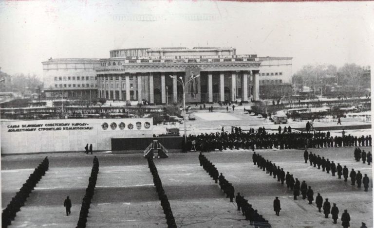 Праздник 7 ноября на площади Ленина в Новосибирске, конец 1960-х гг. Праздник 7 ноября на площади Ленина в Новосибирске, конец 1960-х гг.