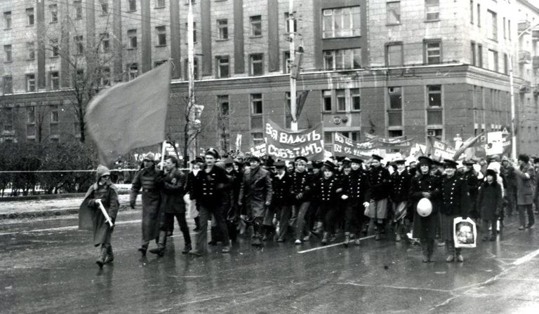 Демонстрация на площади Свердлова в Новосибирске, начало 1970-х гг Демонстрация на площади Свердлова в Новосибирске, начало 1970-х гг