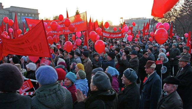 Празднование 7 ноября в Новосибирске. Архивное фото Празднование 7 ноября в Новосибирске. Архивное фото