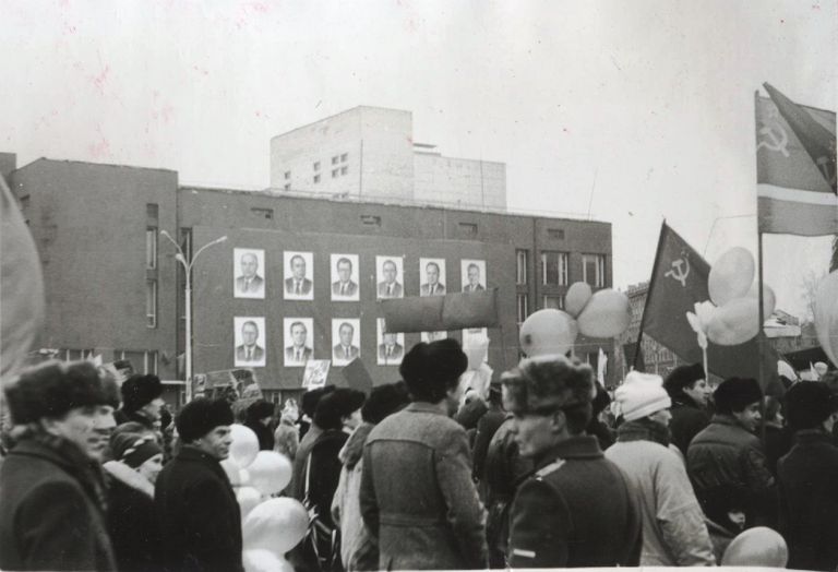 Госбанк, украшенный портретами. Площадь Ленина в Новосибирске, конец 1980-х годов Госбанк, украшенный портретами. Площадь Ленина в Новосибирске, конец 1980-х годов