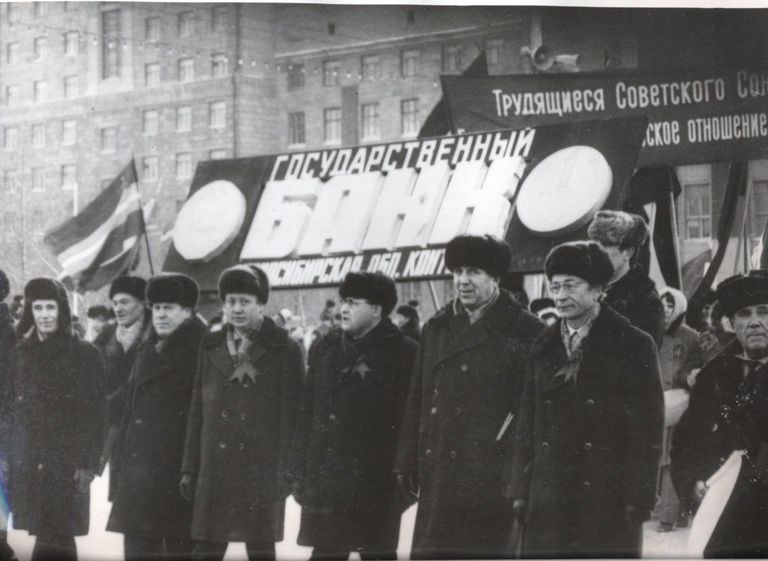 Участники демонстрации на площади Ленина в Новосибирске, 1980-е годы Участники демонстрации на площади Ленина в Новосибирске, 1980-е годы