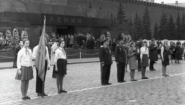 Пионеры у Мавзолея В. И. Ленина
