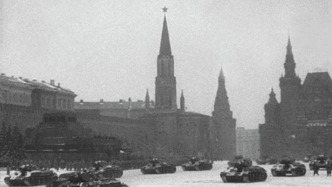 Парад на Красной площади 7 ноября 1941 г. Парад на Красной площади 7 ноября 1941 г.