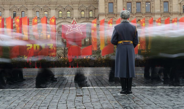 Военнослужащий на торжественном марше Военнослужащий на торжественном марше