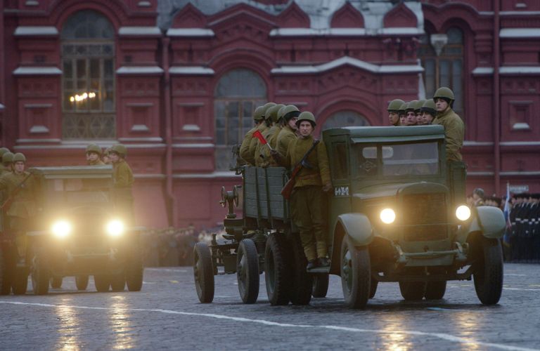 Участники парада в форме Красной армии времен Великой Отечественной войны Участники парада в форме Красной армии времен Великой Отечественной войны