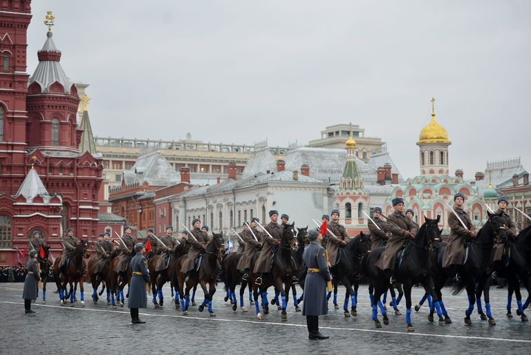 Военнослужащие в форме Красной армии времен Великой Отечественной войны Военнослужащие в форме Красной армии времен Великой Отечественной войны